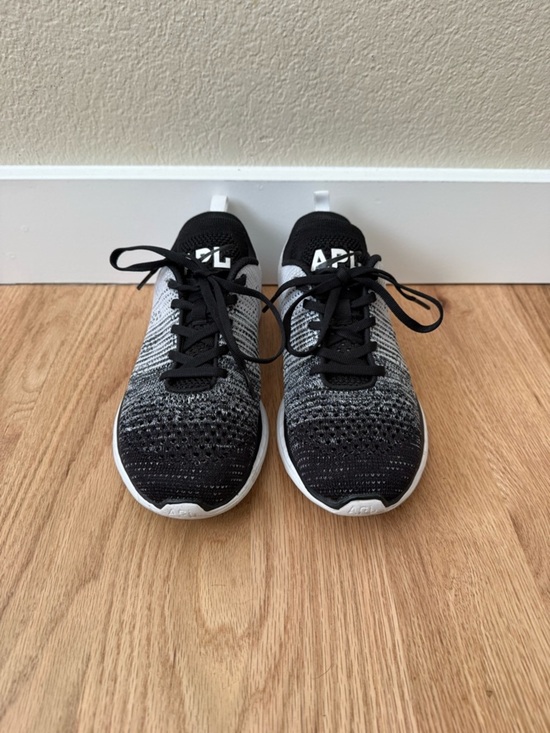 Athletic_Shoes